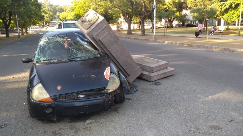 Automovilista chocó y derribó el monumento a Moreno
